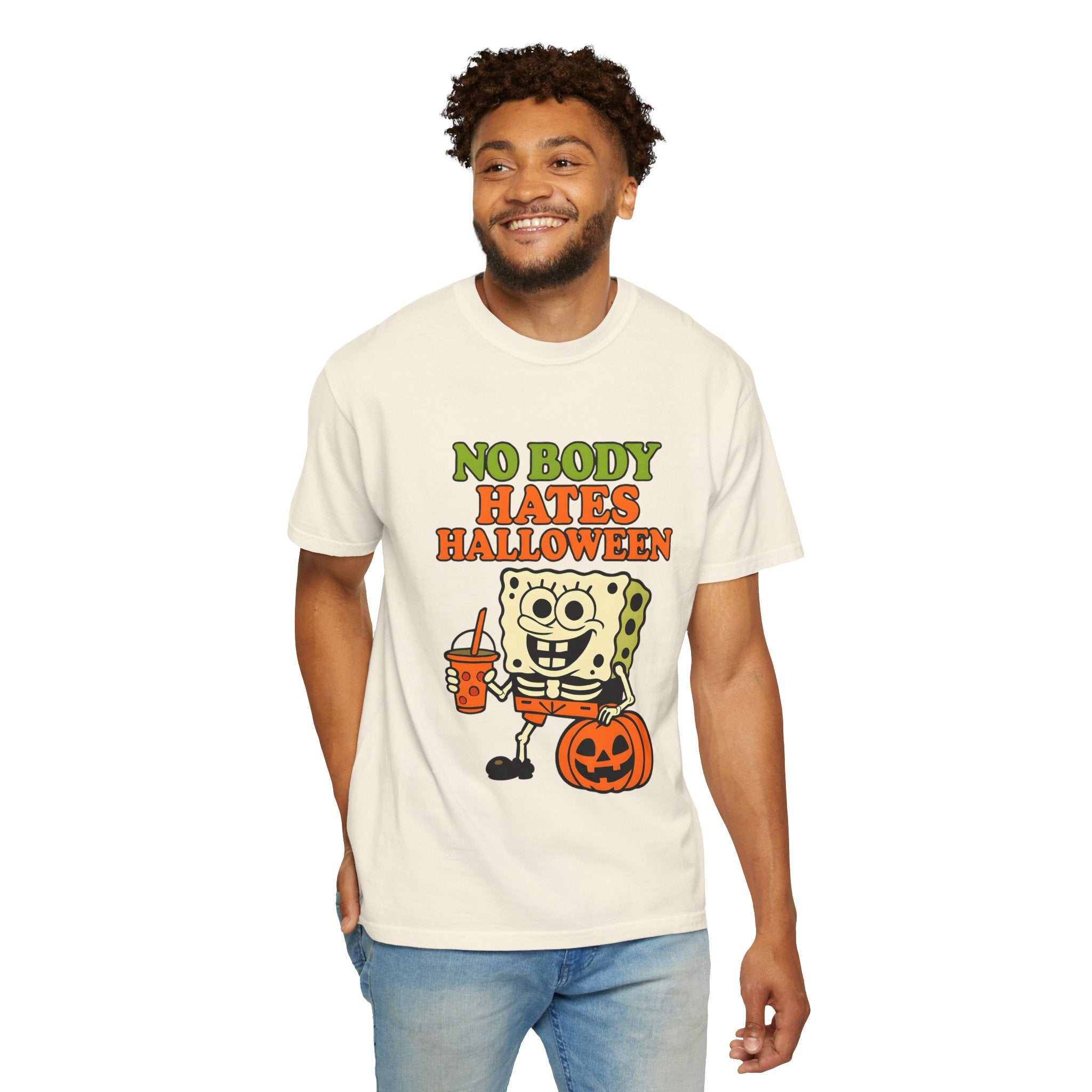 Ivory short-sleeve sponge graphic T-shirt with “NO BODY HATES HALLOWEEN” text