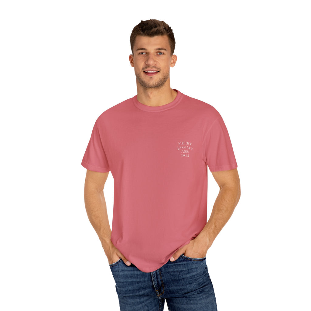 Pink unisex T-shirt, front small print 'Merry Kiss My Ass 2025'.