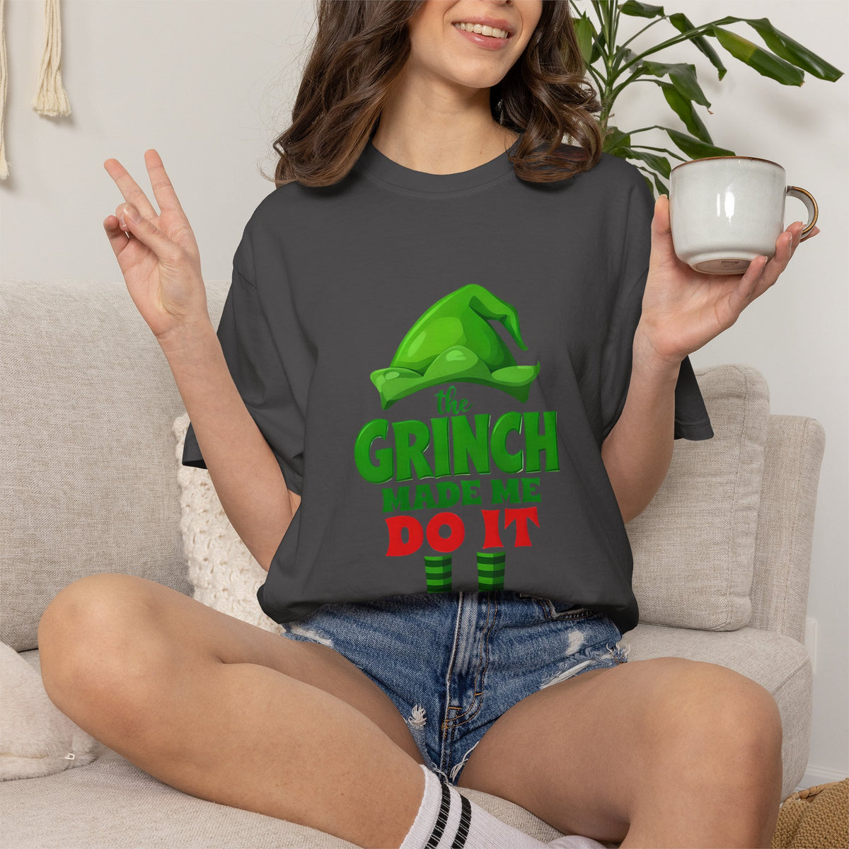 Graphite unisex T-shirt with front Grinch graphic in green and red