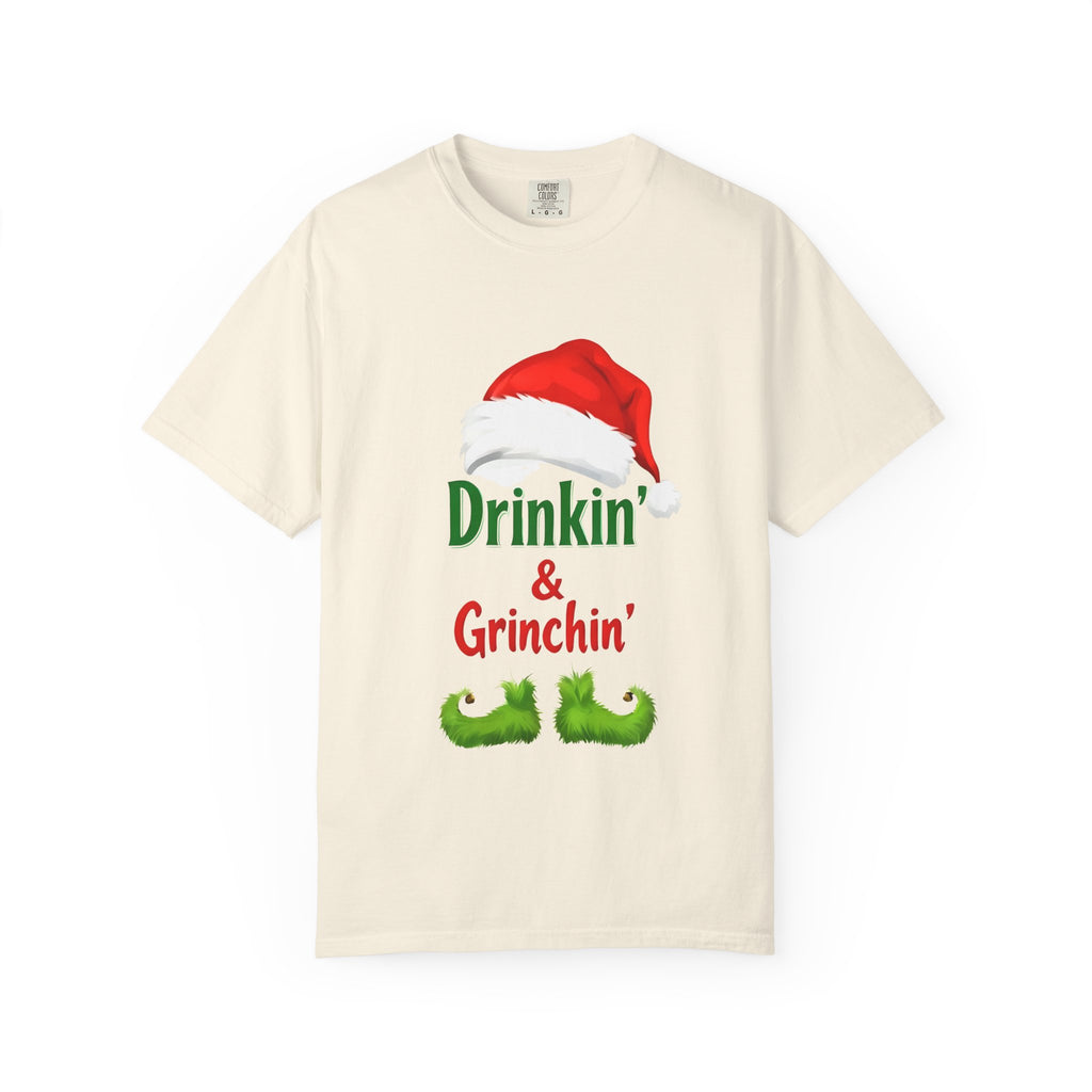 Ivory T-shirt with “Drinkin’ & Grinchin’” text and red Santa-style hat